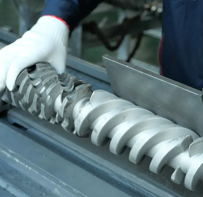 Ngano nga ang mga itom nga linya makita nga balik-balik sa extruder? Gitudloan ka niini nga artikulo kung unsaon pagtino dayon kung kini ba ang hinungdan sa problema sa baril o tornilyo.