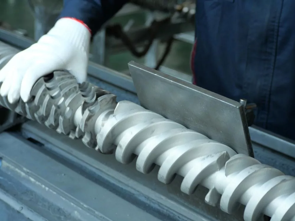 Giunsa paglimpyo ang usa ka screw extruder nga dili makadaot sa screw o baril